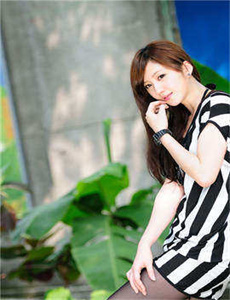趴在玻璃窗做给别人看的视频大全-把美女灌醉